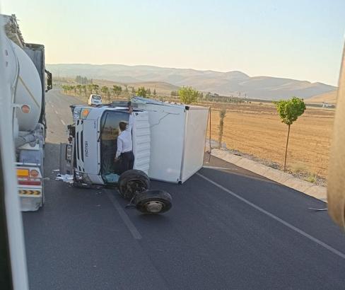 Hasankeyf’te kamyonet devrildi: 2 yaralı
