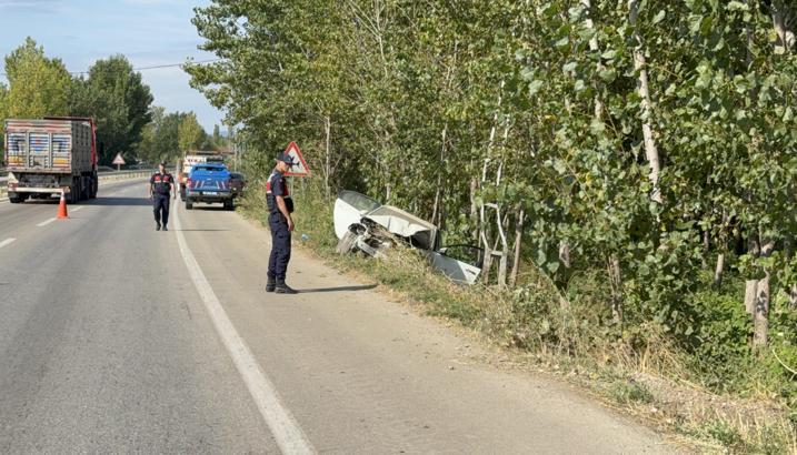 Otomobil, elektrik direğine çarptı; sürücü yaralandı, eşi öldü