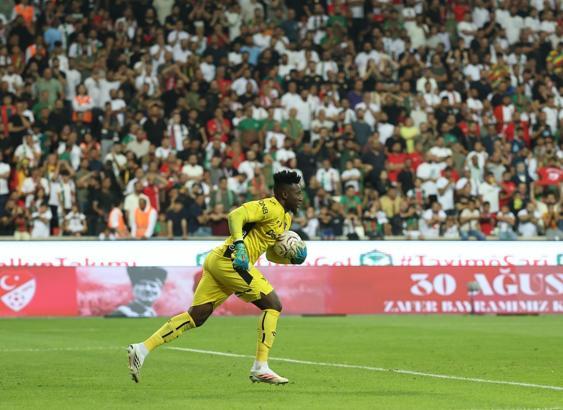 Onana hem kurtarıyor hem oyun kuruyor