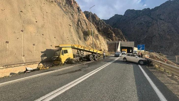 Otomobil ile kamyon kafa kafaya çarpıştı; 1 ölü