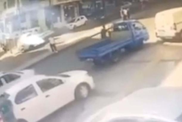 Açtığı kamyonetin kapısı bisikletliye çarptı