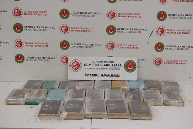 Pilot kıyafetiyle İstanbul Havalimanı’na gelen uyuşturucu kuryesi her yerde aranıyor