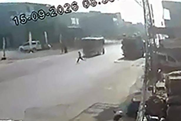 Yoldan geçerken minibüsün çarptığı çocuk yaralandı; sürücü gözaltında
