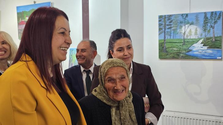 Bob Ross’tan ilham alıp resme başlamıştı; 81 yaşında ikinci sergisini açtı