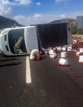 Adana’da salça yüklü kamyonet devrildi