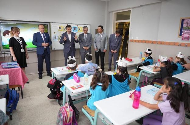 Yenişehir Belediye Başkanı, ilkokulunu ziyaret etti
