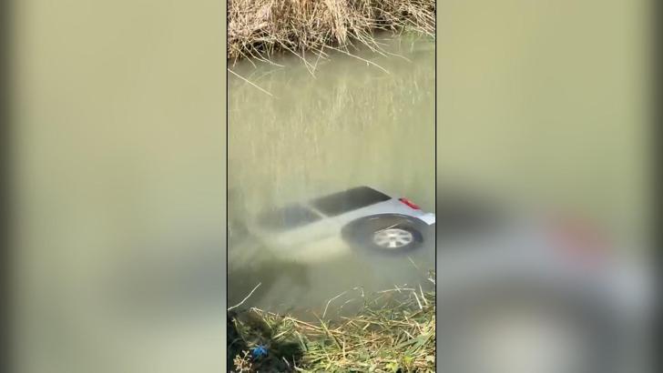 Hafif ticari araç çaya uçtu: 1 ölü, 1 yaralı