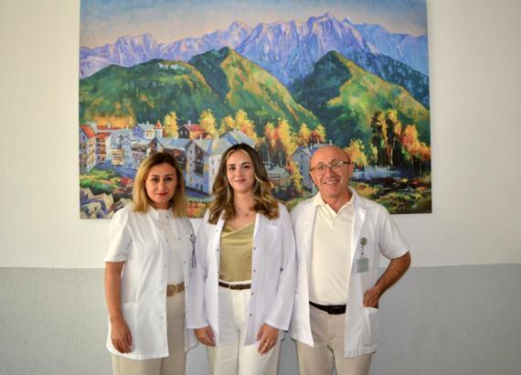 Anne ve babasının görev yaptığı hastaneye doktor oldu
