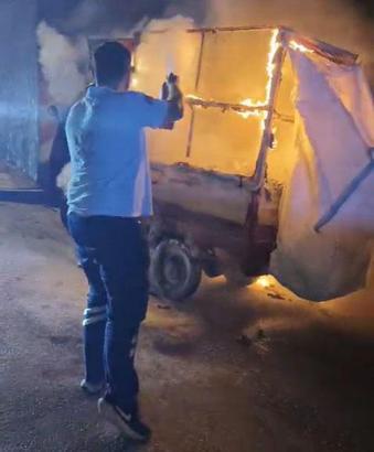 Ambulans şoförünün, 3 tekerli motosikletteki yangına müdahale ettiği anlar kamerada