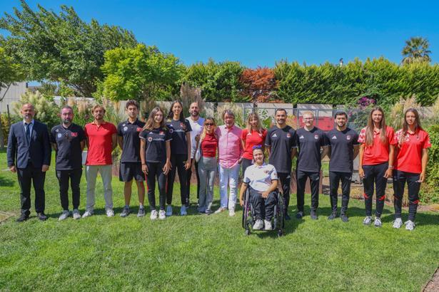 Göztepeli milli sporcular Onursal Başkan Mehmet Sepil'le buluştu
