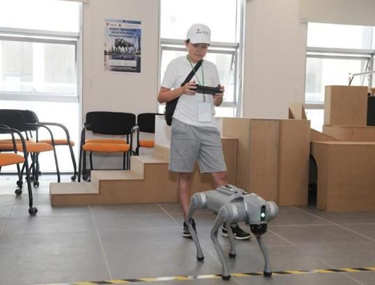 Ortaokul ve lise öğrencileri BTÜ’de robotlarla tanıştı