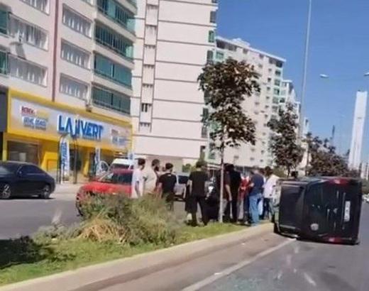Otomobille çarpışarak devrilen hafif ticari aracın sürücüsü yaralandı