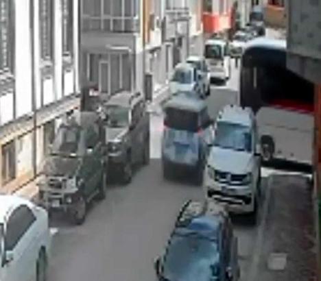 Yolcu midibüsü ile polis aracı çarpıştı