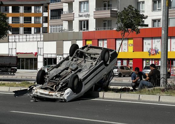 Takla atan otomobilin sürücüsü yara almadan kurtuldu