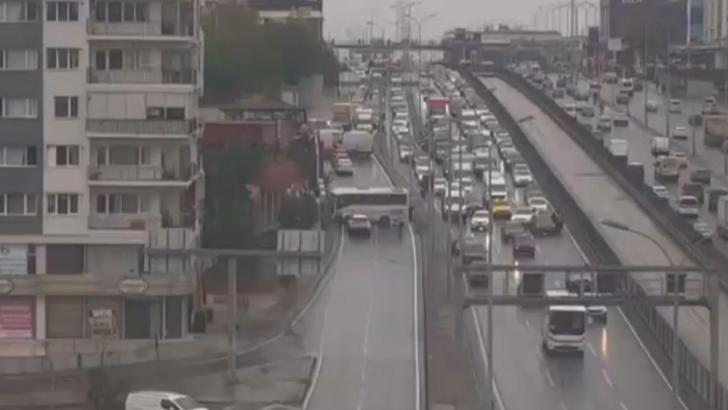 Avcılar'da servis midibüsü kaza yaptı -1