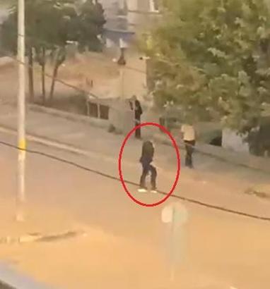 Bıçaklanarak öldürülmüştü; olay öncesi elinde keserle yürüdüğü görüntüler çıktı