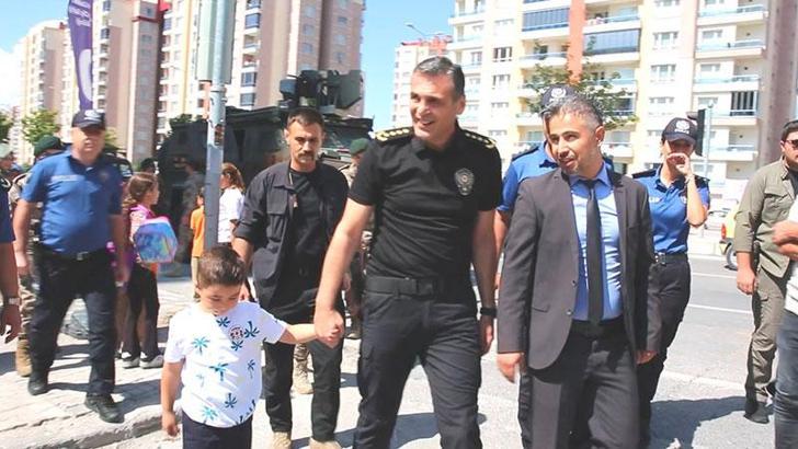 Şehit polisin oğlu Çınar'ı okula Emniyet Müdürü Aydın götürdü