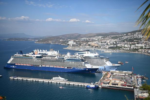 Kuşadası'na iki kruvaziyerle denizden 7 bin 50 turist geldi