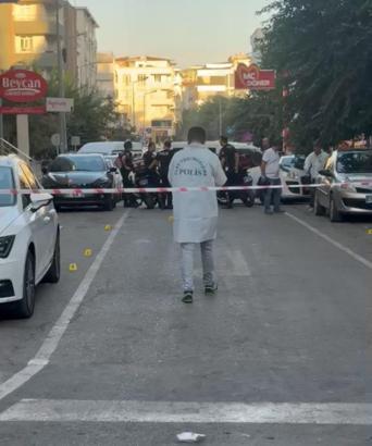 Cadde ortasında silahlı kavga; 2’si yoldan geçen 3 kişi yaralandı