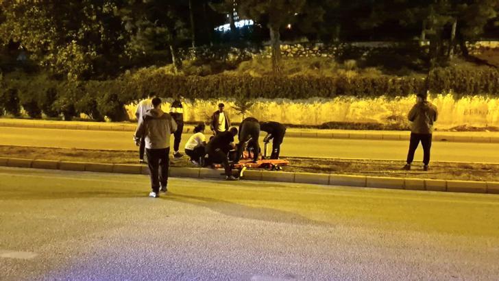 Refüje çarpan motosikletin sürücüsü yaralandı
