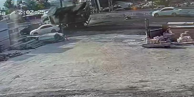 Kamyonun çarptığı yaya ağır yaralandı; kaza kamerada