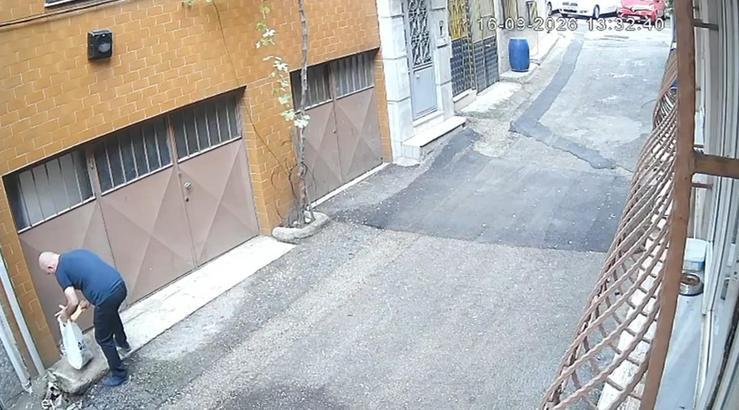 Kedilerin mama kaplarını çöpe atıp, sularını döken baba-oğul kamerada