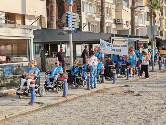 Engelli bireyler ve bisikletlilerden erişilebilir kent için birlikte yürüyüş