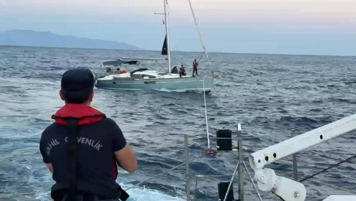 Sürüklenen yelkenli tekneyi, Sahil Güvenlik marinaya yanaştırdı