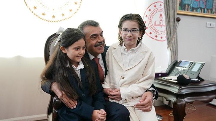 Bakan Tekin, Cumhurbaşkanı Erdoğan ile şarkı söyleyen öğrencileri kabul etti