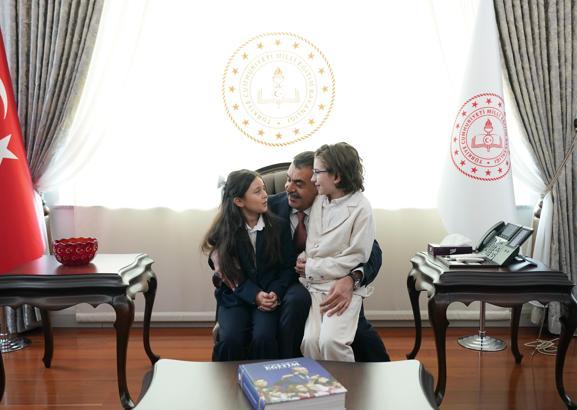 Bakan Tekin, Cumhurbaşkanı Erdoğan ile şarkı söyleyen öğrencileri kabul etti