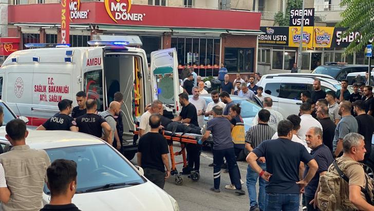 2'si yoldan geçen 3 kişinin yaralandığı silahlı kavgaya ilişkin 1 tutuklama