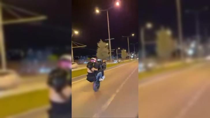 Motosikletlinin tek teker üzerinde tehlikeli yolculuğu kamerada