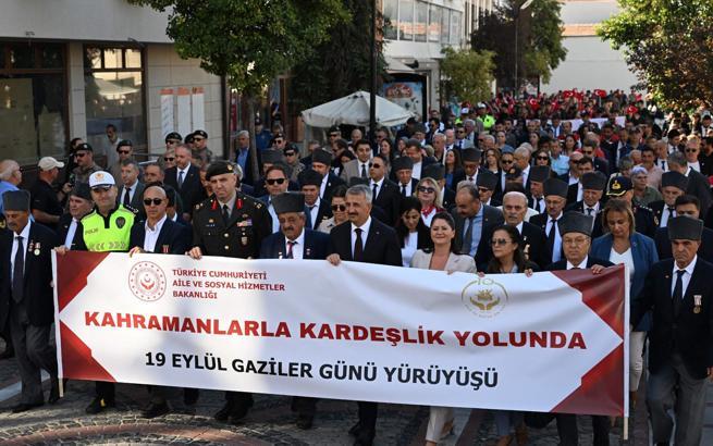 Edirne'de Gaziler Günü'nde yürüyüş düzenlendi
