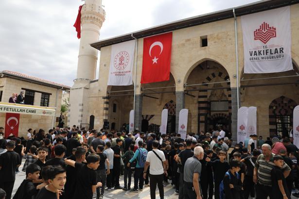 Depremde hasar gören Şeyh Fettullah Camii ibadete açıldı