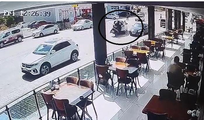Hafif ticari araç ile üç tekerlekli motosiklet çarpıştı; kaza anı kamerada