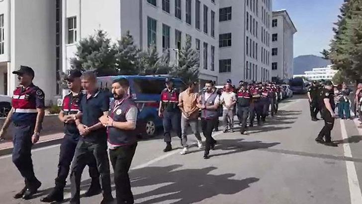 Hırsızlık şüphelilerine, adliyede yakınlarından tükürüklü tepki