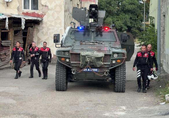 Erzurum’da boşanma aşamasındaki çiftin yakınları arasında silahlı çatışma: 1’i polis 12 yaralı / Ek fotoğraflar