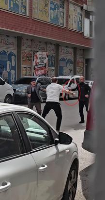 Babasını darbeden kişiye tabancayla bacağından yaraladı; o anlar kamerada