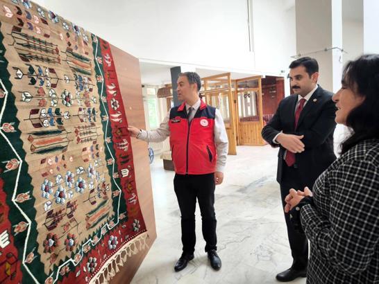 Bayat Kilim Atölyesi'nde inceleme