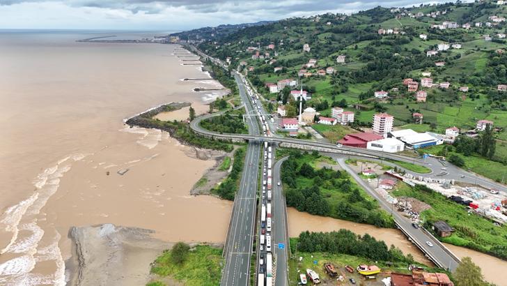 Rize’de sağanak, sel ve taşkınlara yol açtı (2)