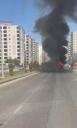 Seyir halindeyken alev alan otobüs yandı