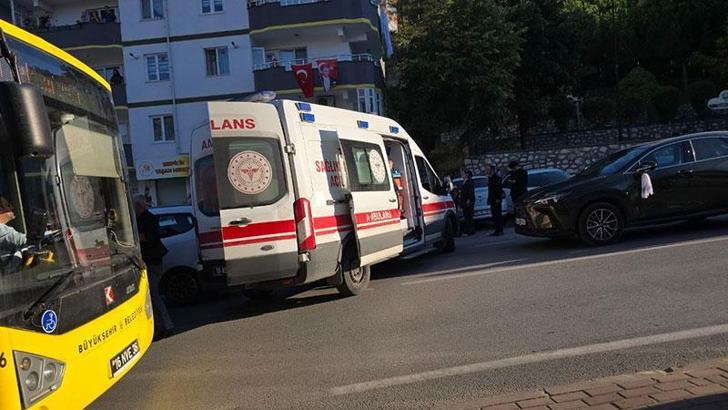 Sürücüsünün kalp krizi geçirdiği servis minibüsü, otomobille çarpıştı; 1 ölü