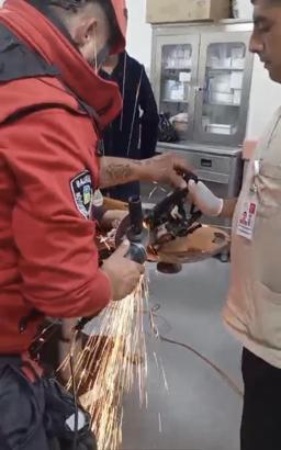 Kazada motosiklet sürücüsünün ayağına demir parçası saplandı
