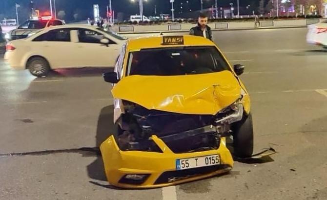 Samsun'da taksiler çarpıştı: 2 yaralı