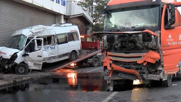 Ümraniye’de servis minibüsüyle İBB’ye ait atık kamyonu çarpıştı: 2 yaralı