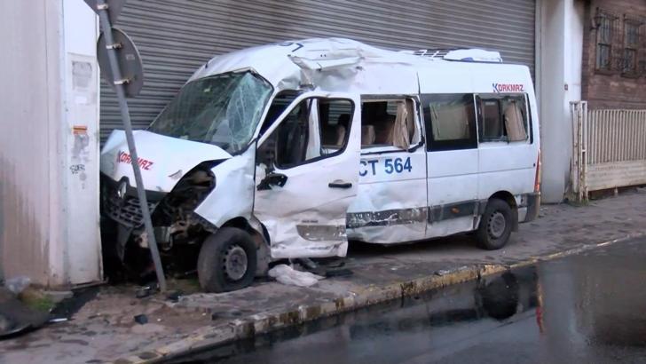 Ümraniye’de servis minibüsüyle İBB’ye ait atık kamyonu çarpıştı: 2 yaralı