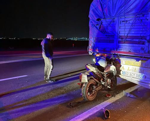 TIR'a arkadan çarpan motosikletin sürücüsü ağır yaralandı