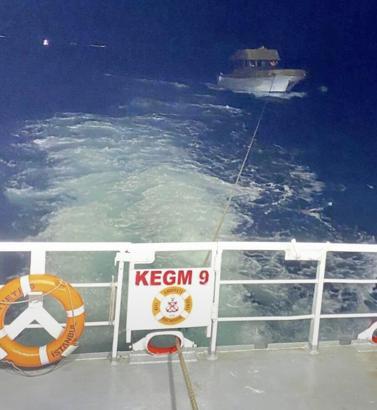 Çanakkale Boğazı'nda sürüklenen tekne kurtarıldı