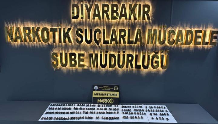 Midelerinde uyuşturucuyla yakalanan 2 şüpheli tutuklandı