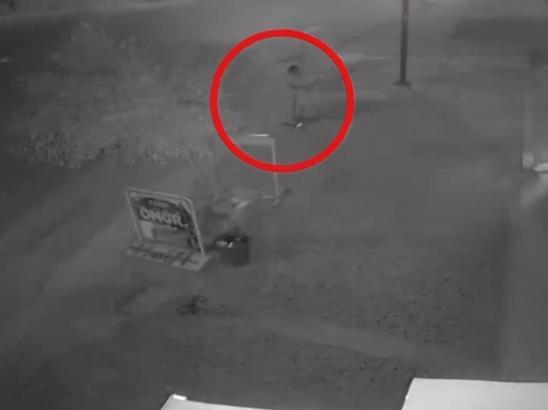 2 sürücünün yaralandığı kazada küçük çocuk saniyelerle kurtuldu